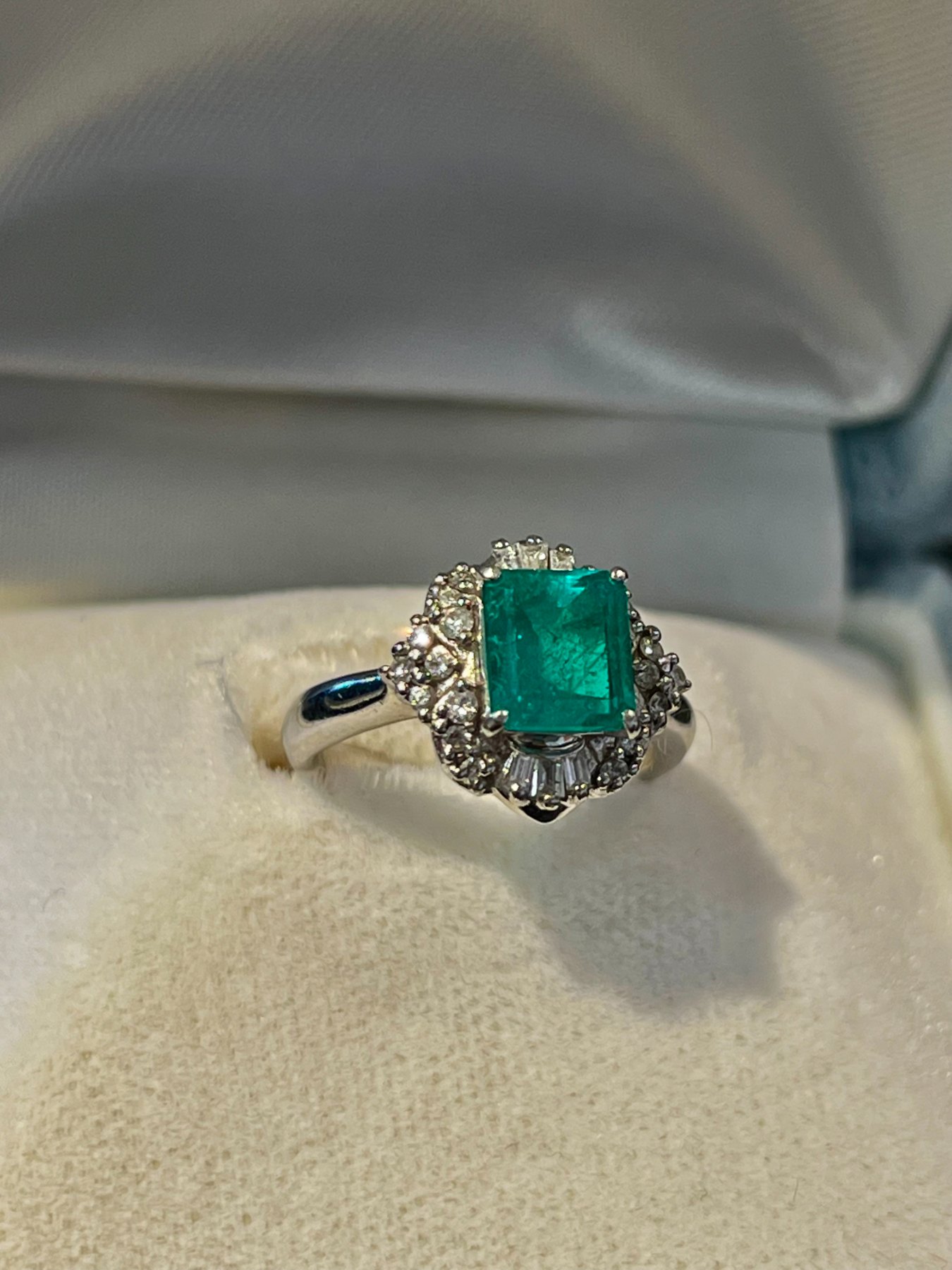 【軽井沢町の宝石買取実績】Pt900 エメラルド 1.56ct ダイヤ 0.24ctリングをお買取りしました|ブランドショップサンクス佐久店